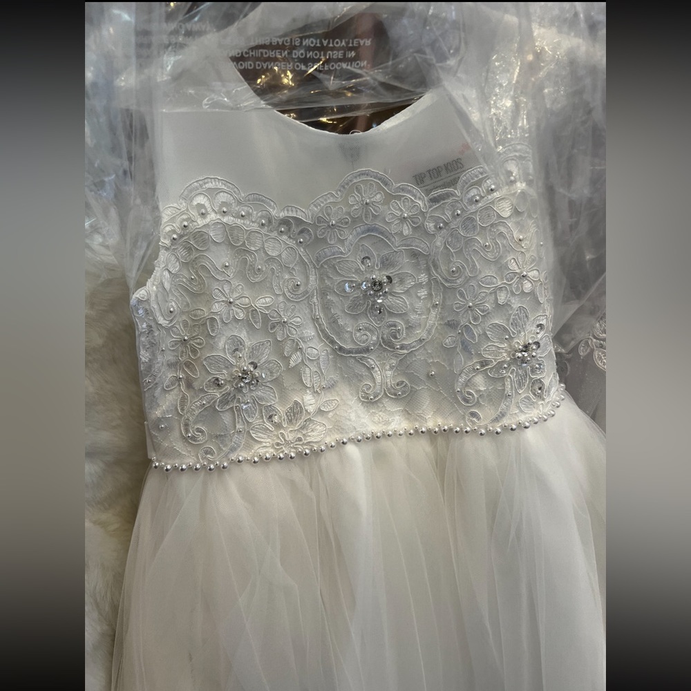 Size 10 ivory flower girl dress worn once ivory color
